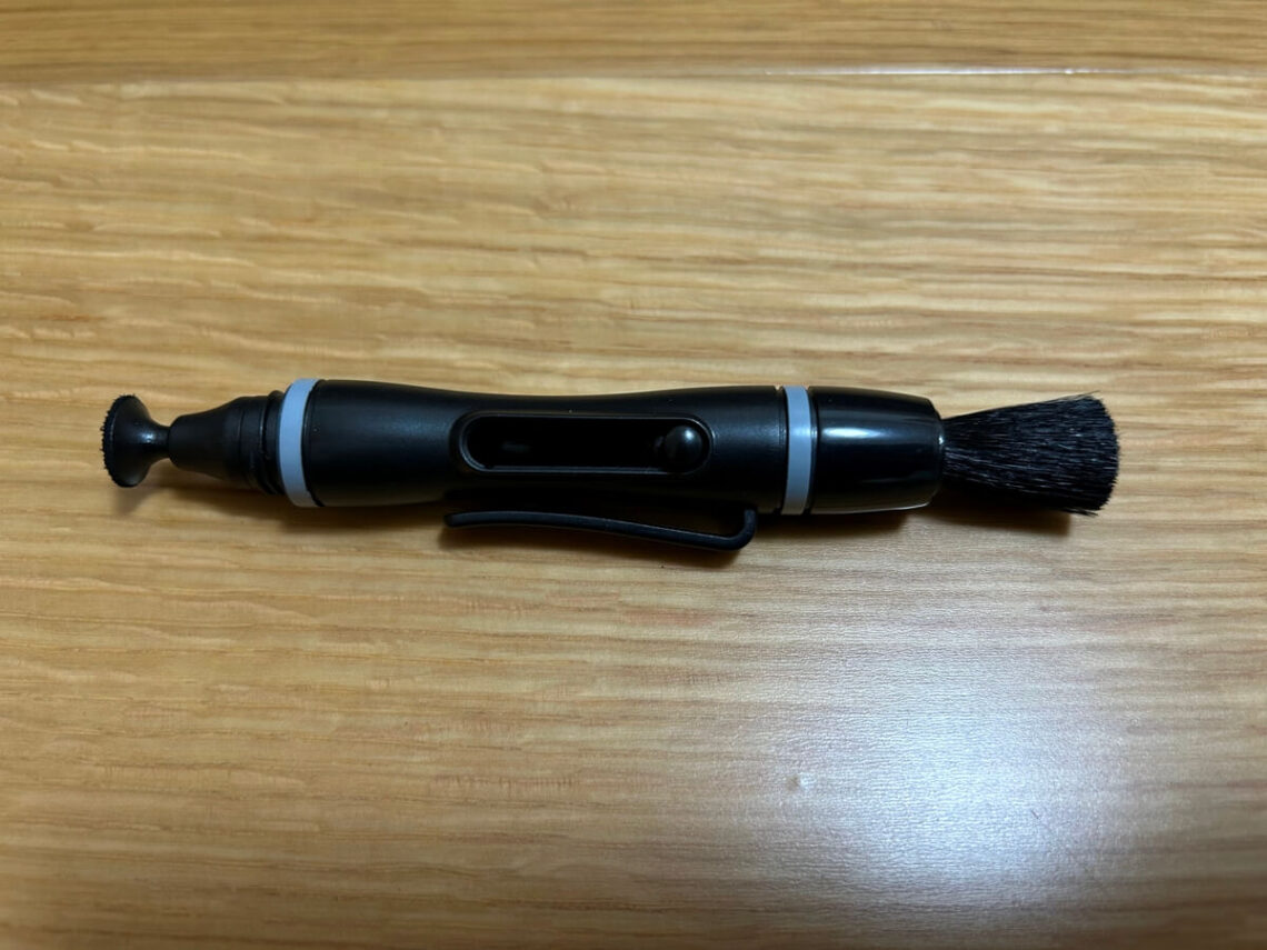 ハクバのレンズフィルター用レンズペンKMC-LP14Bレンズペンとハケを出したところ