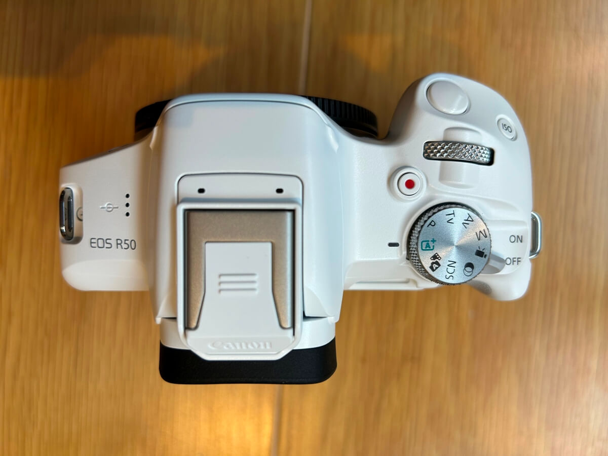 Canon EOS R50本体（ホワイト）上面像
