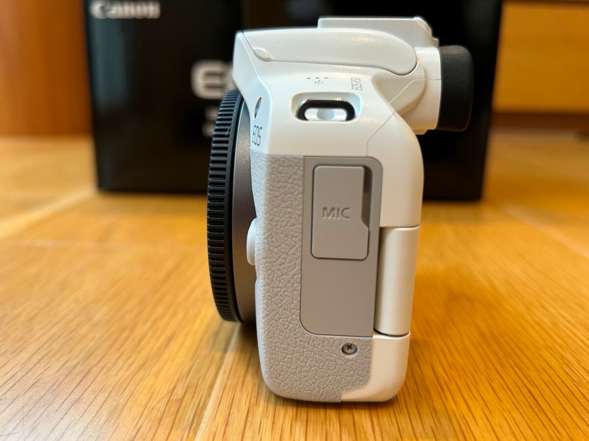 Canon EOS R50本体（ホワイト）左側面像
