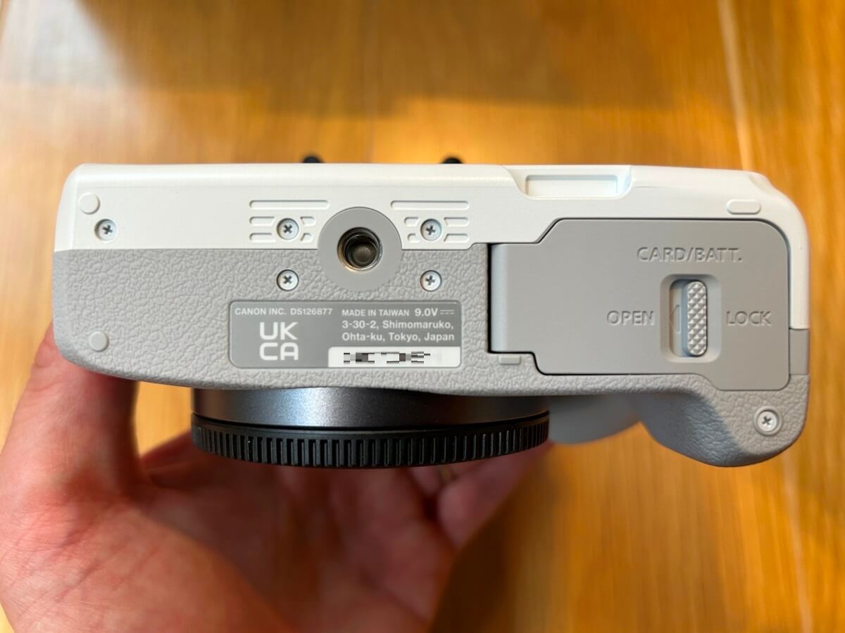 Canon EOS R50本体（ホワイト）底面像