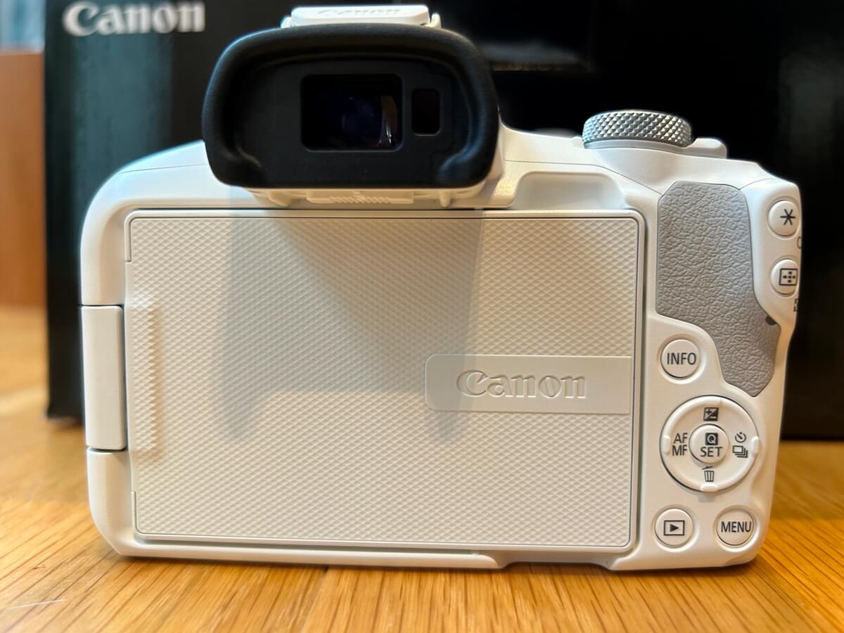 Canon EOS R50本体（ホワイト）背面像