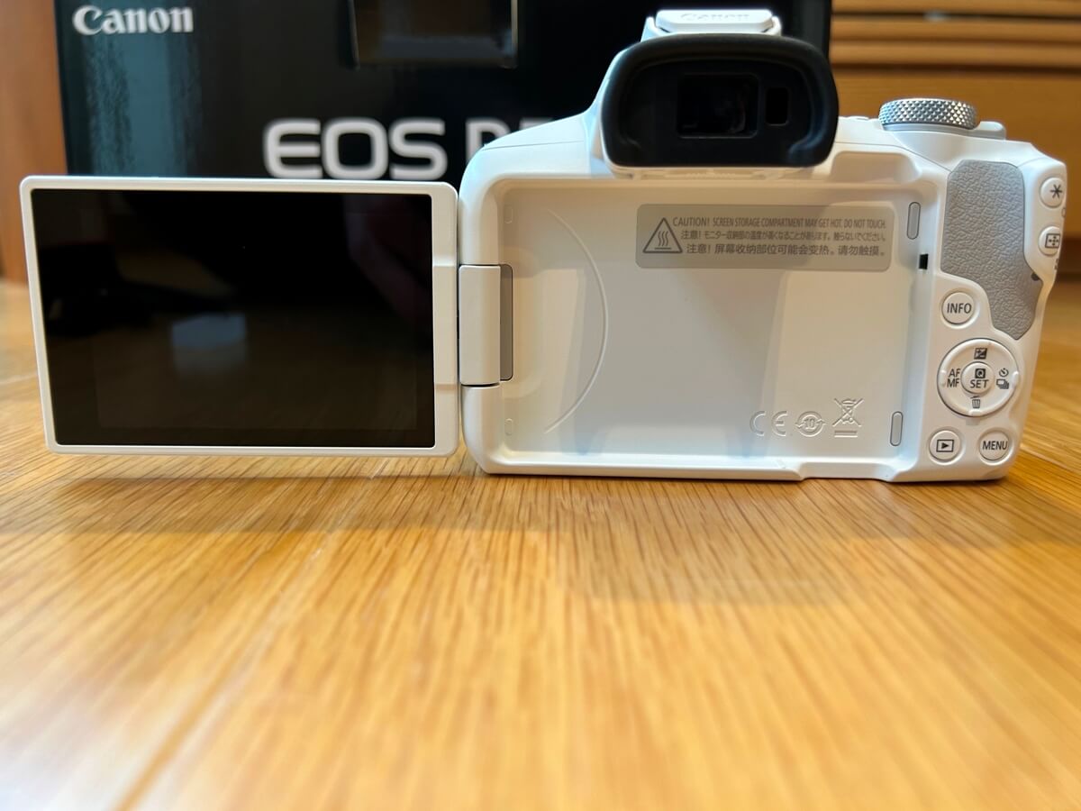 Canon EOS R50本体（ホワイト）背面液晶モニターはバリアングル