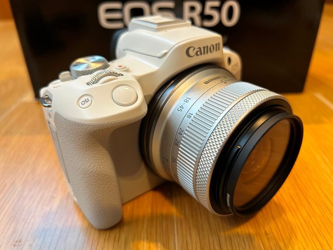 Canon EOS R50に標準レンズ（RF-S18-45mm F4.5-6.3 IS STM）を装着1