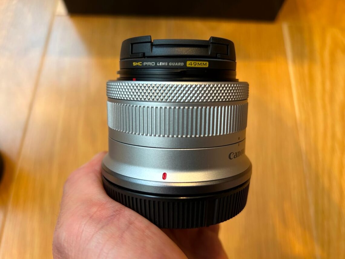 Canon EOS R50の標準レンズ（RF-S18-45mm F4.5-6.3 IS STM）にレンズガードを装着
