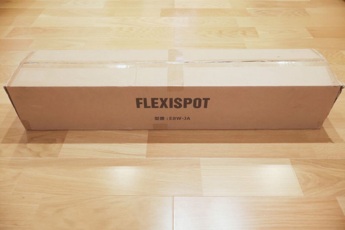 FlexiSpot E8の脚フレームが入ったダンボール箱